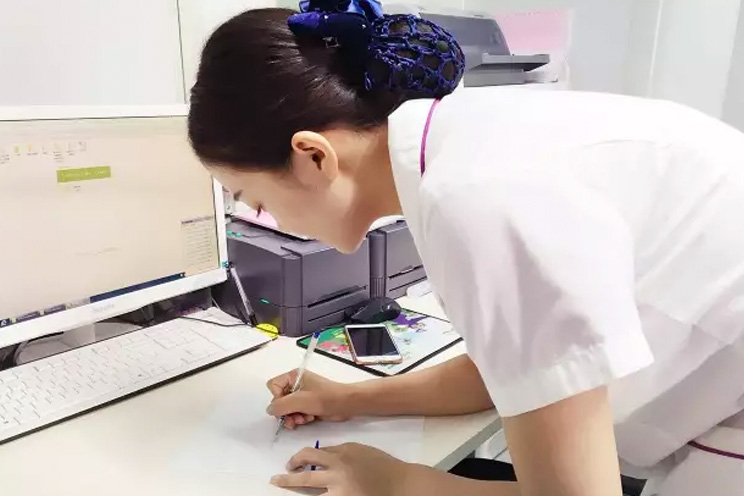 在醫(yī)院作為一名護士，收入有多少？